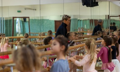 Plakat wydarzenia:  SIERPIEŃ Z BALETEM. WAKACYJNE WARSZTATY BALETOWE DLA DZIECI I MŁODZIEŻY GRUPA 1